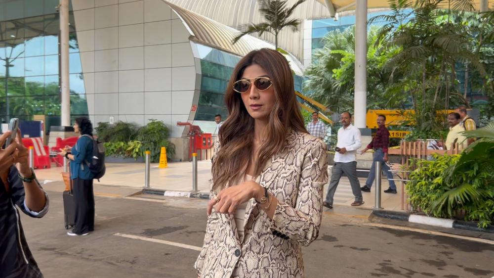 shilpa-shetty-was-spotted-at-t1-airport-arrival-looking-chic-and-graceful-as-always